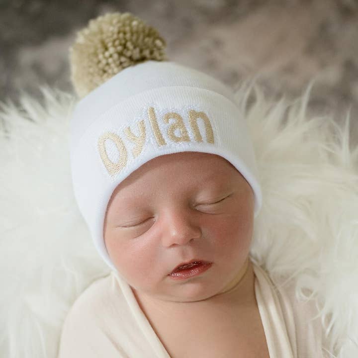 www.ilybean.com - Venta al por mayor Gorro - Bebés - Sombrero blanco para recién nacido con pompón de avena. Gorro de hospital para recién nacidos