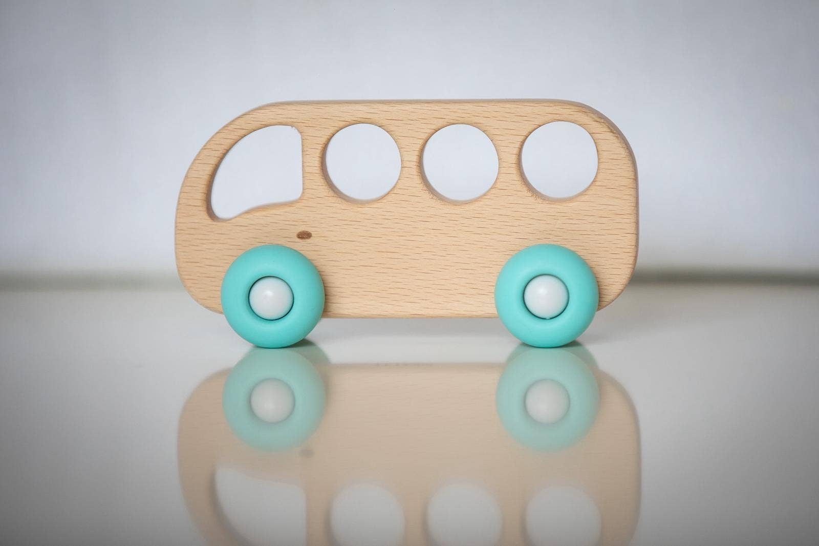 PETIKIDS – Brinquedo de madeira - Crianças por atacado – Brinquedo de Madeira - Ônibus de Madeira com Rodas de Silicone0