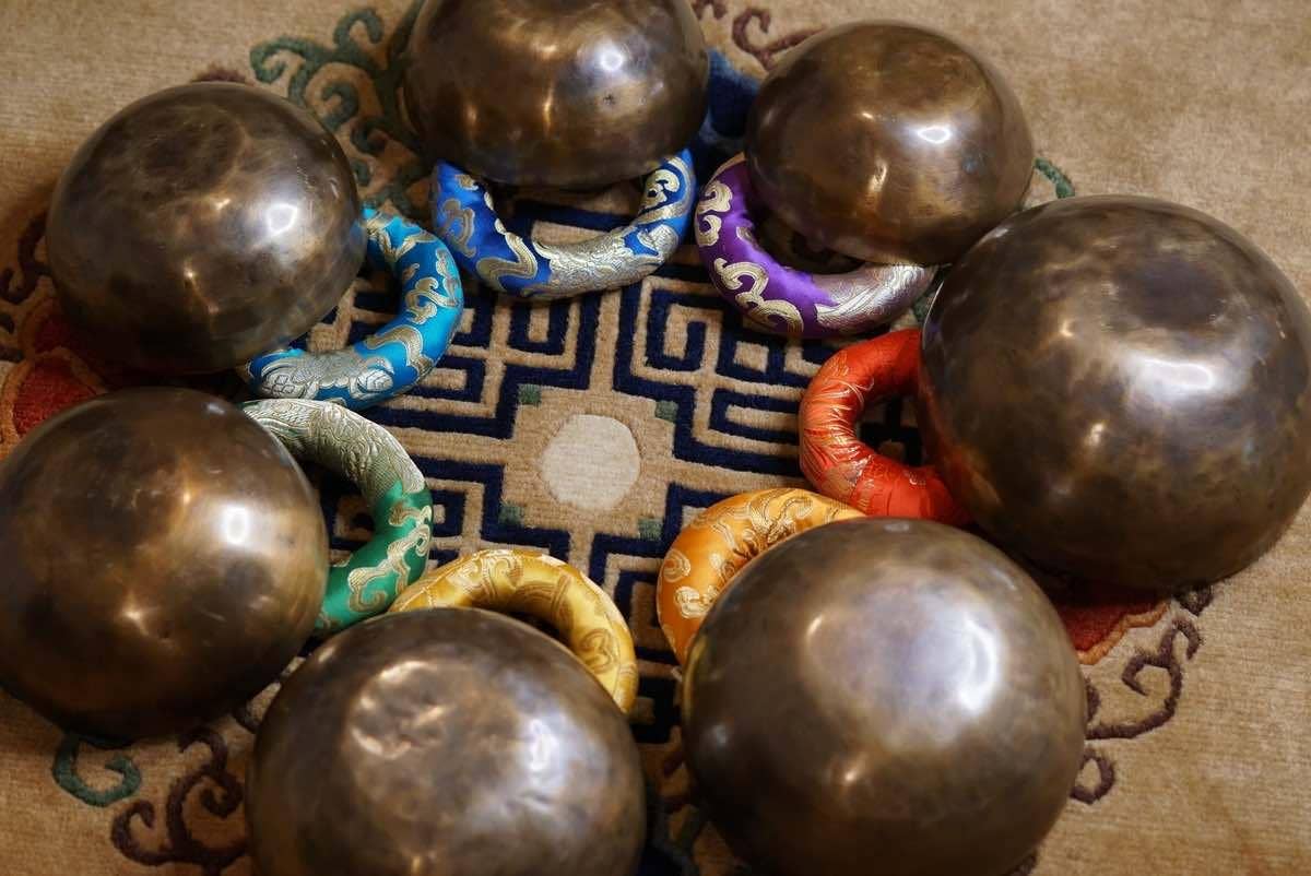 Himalayas Shop – Material de meditação por atacado – Conjunto de Taças Tibetanas para 7 Chakras4