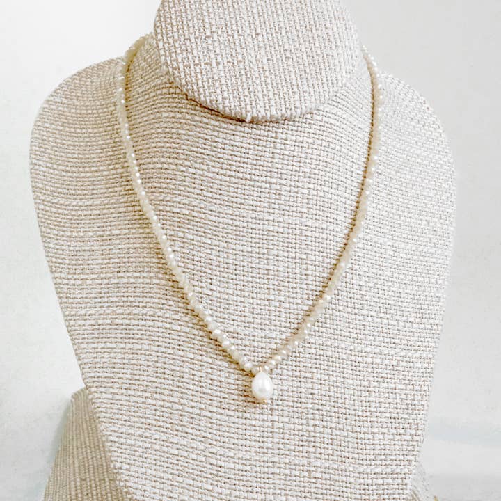 Collier court, perles de verre, pendentif en perles d'eau douce, beige pour la vente par PennyLine inc