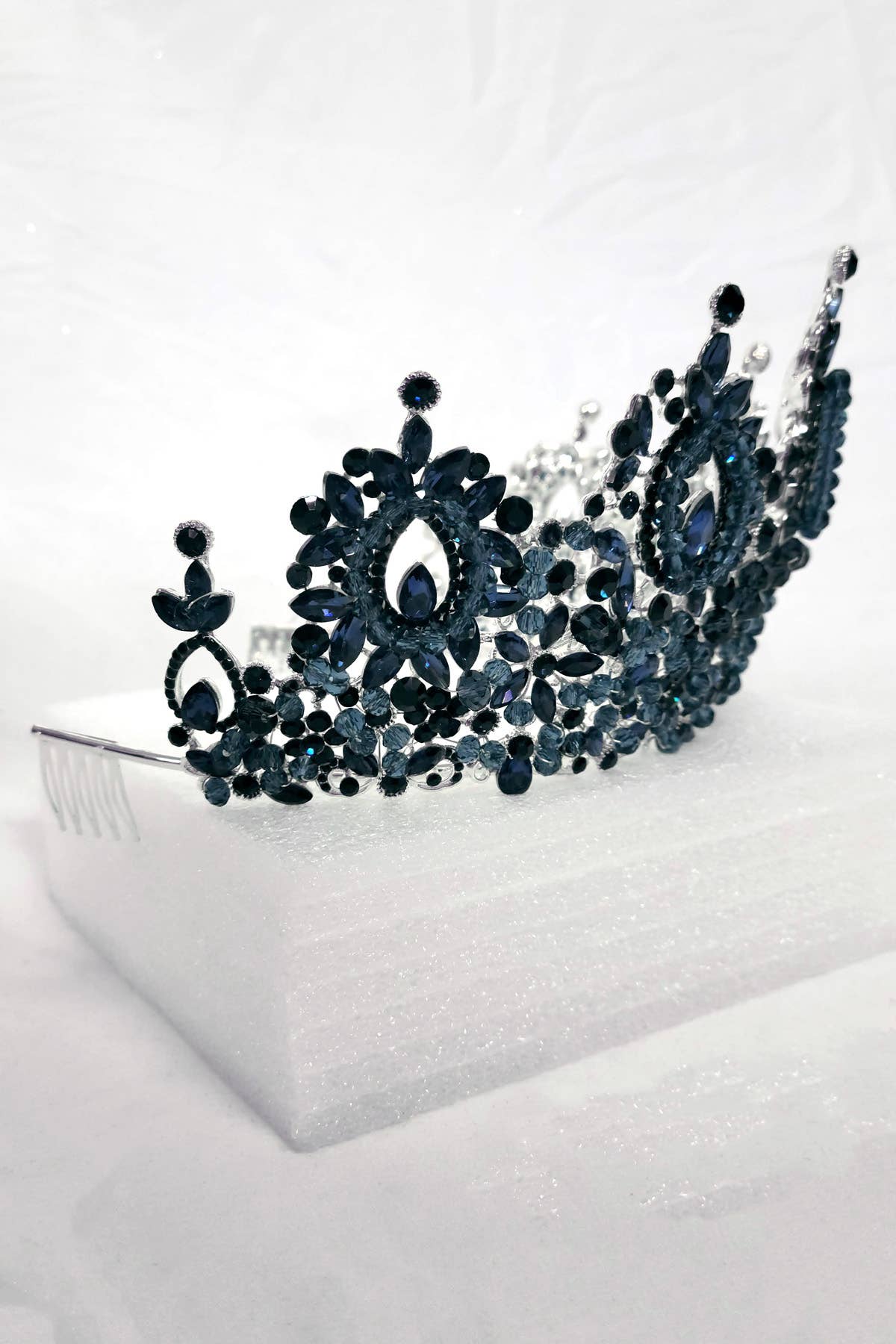 Chicas - Wholesale Tiara - Women's - Metal tiara with crystal balls and jewel rhinestones HT96250