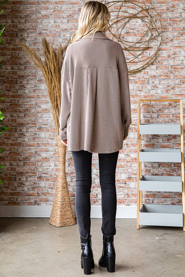 7th Ray – Großhandel Hemdjacke/Shacket – Damen – Solide Rippe Knopfleiste Seitentaschen Langarm Shacket T525650