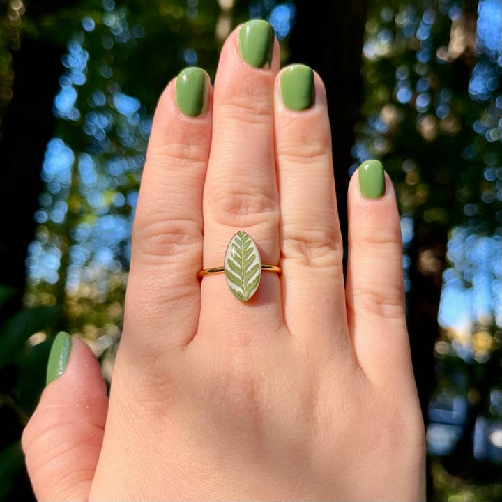 Spitziger ovaler Ring mit echtem Farn (weiße Rückseite) für den Großhandel von Wild by Design