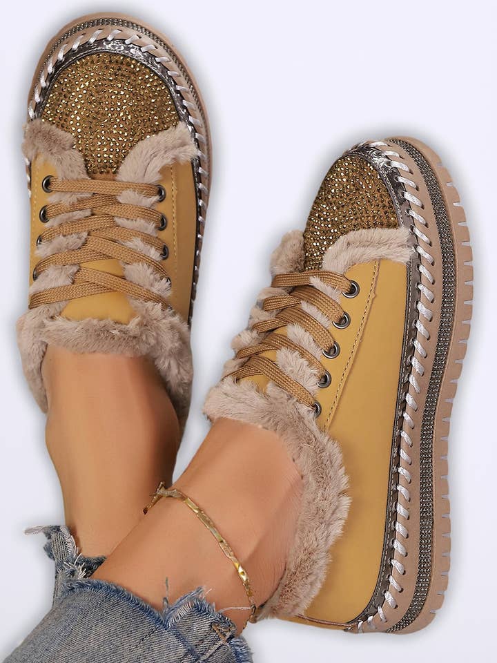 Sneakers con zeppa e bordo in pelliccia per la vendita all'ingrosso da parte di Lex Wholesale