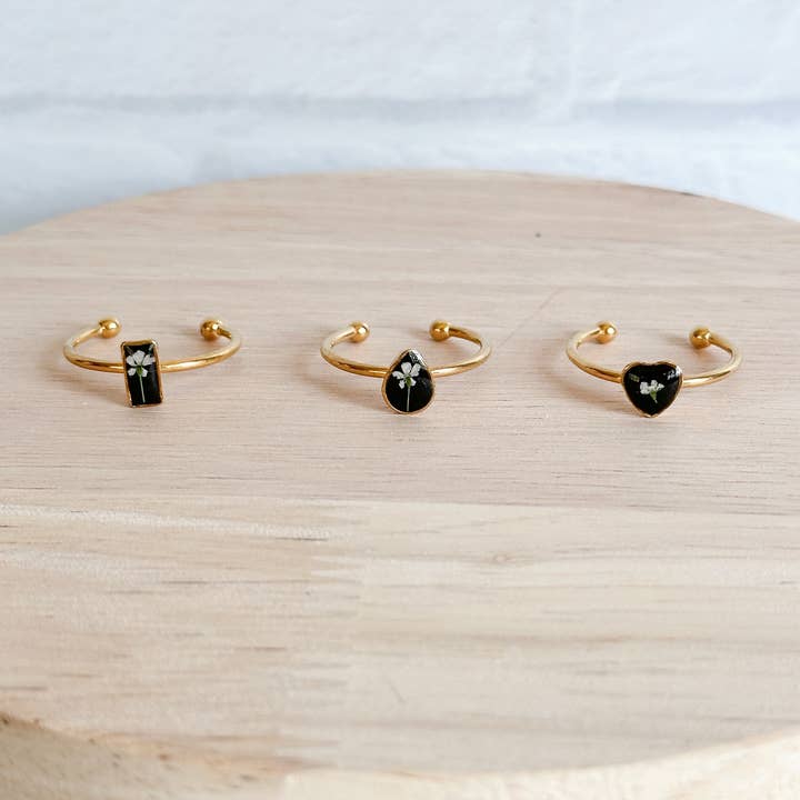 Bagues ajustables avec fleurs pressées pour la vente par The Golden Girl Co.