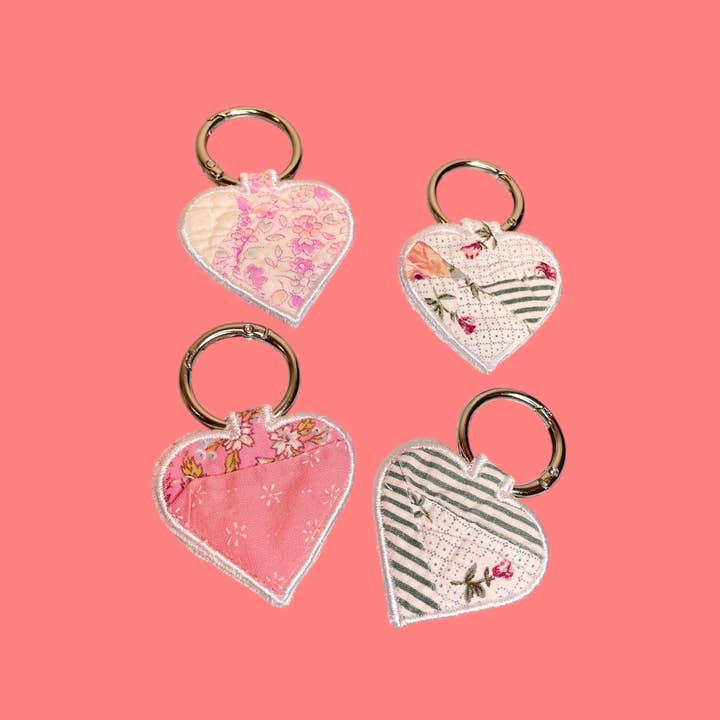 Porte-clés fait main brodé recyclé cœur en quilt vintage pour la vente par Seven Virgo Studios