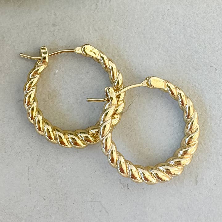 Gylden Twist Hoop for engroshandel hos Amethyst and Opal