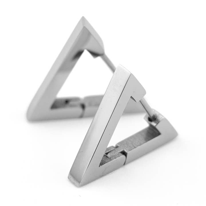 Boucles d'oreilles triangle en acier inoxydable argenté pour la vente par Fabric of the Universe