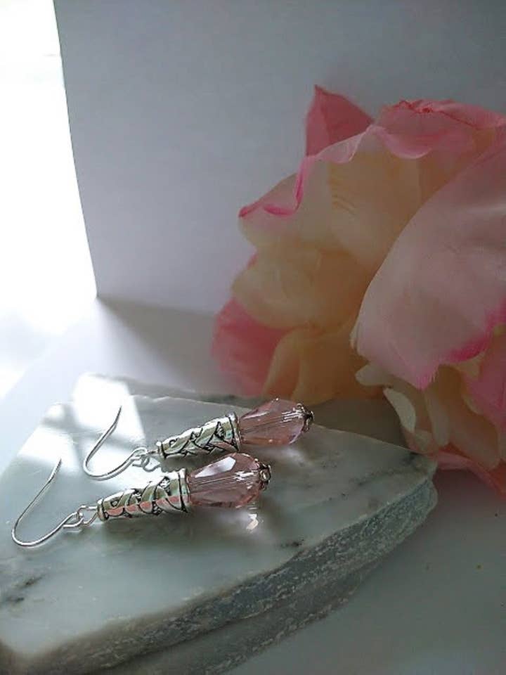 Boucles d'oreilles pendantes en argent en cristal en forme de larme rose, boucles d'oreilles pendantes roses, cadeau pour elle, cadeau pour la fête des mères, boucles d'oreilles de sensibilisation pour la vente par Bad Apple Designs