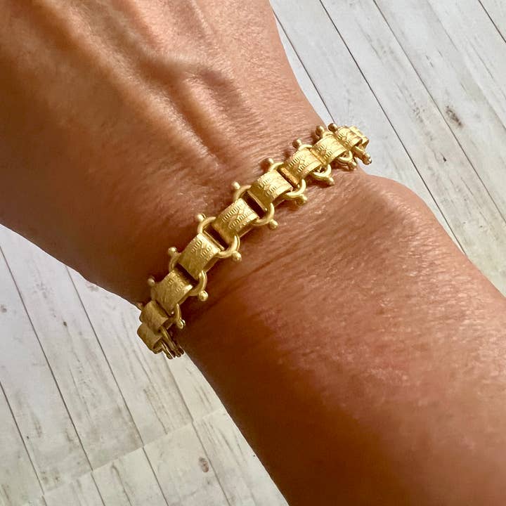 Nellie Pratt Artisan Jewelry - Wholesale Link & Chain Bracelet - Maybelle From Slidell
antique gold vintage chain bracelet2