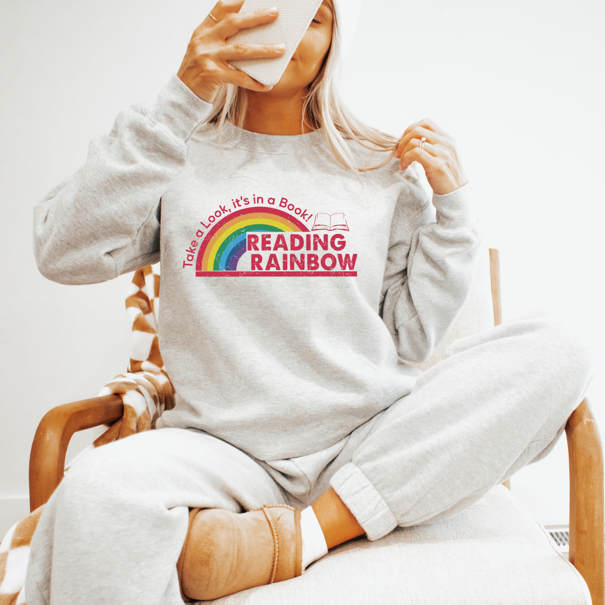 The Boho Haus - Wholesale Graphic Sweatshirt - Women's - Reading Rainbow Sweatshirt – Retro Book Lover Pullover0
