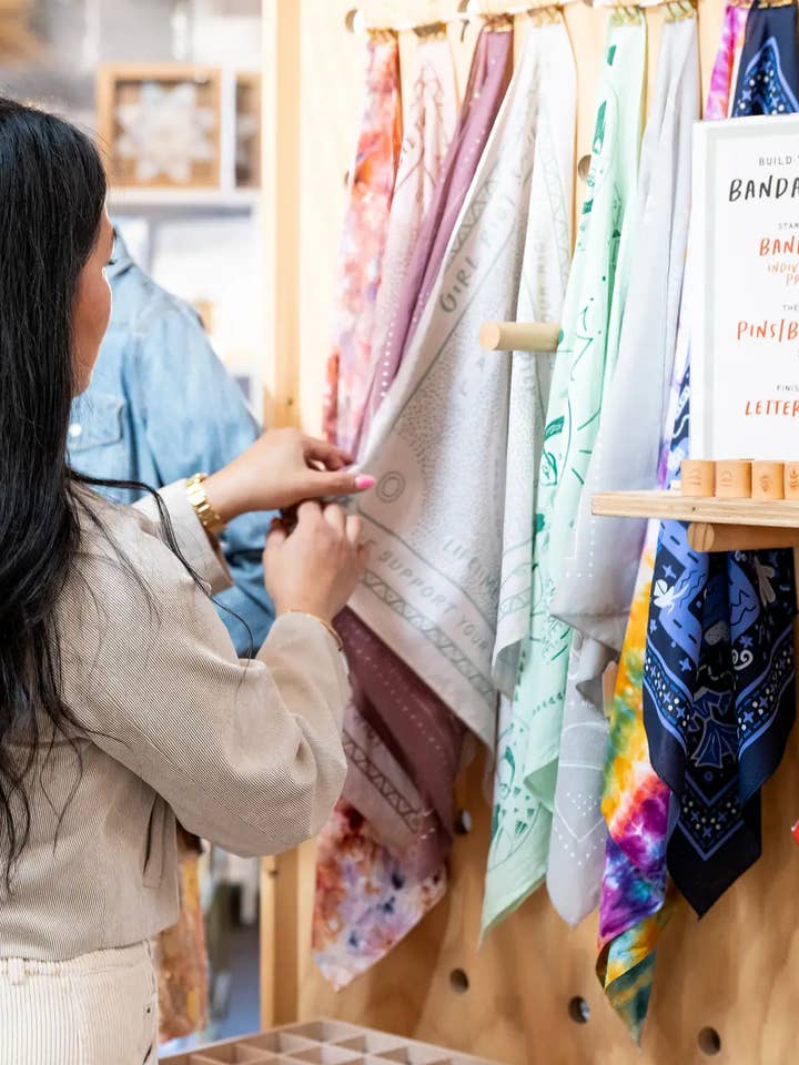 Kit di Avviamento Bandana Bar per Rivenditori per la vendita all'ingrosso da parte di Girl Riot Society by Mosaic Makers Co