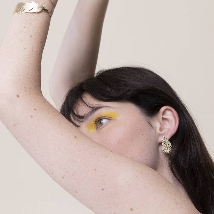 Plumage - clous d'oreilles asymétriques plumes MESANGE pour la vente par Peau de Fleur