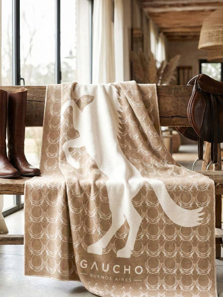 Couverture Iconic Stallion en beige pour la vente par Gaucho - Buenos Aires
