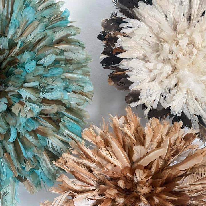 Juju hat world - Venta al por mayor Papel pintado 3D - Conjunto de tres sombreros juju. Decoración de plumas beige, verde petróleo y blancas.5