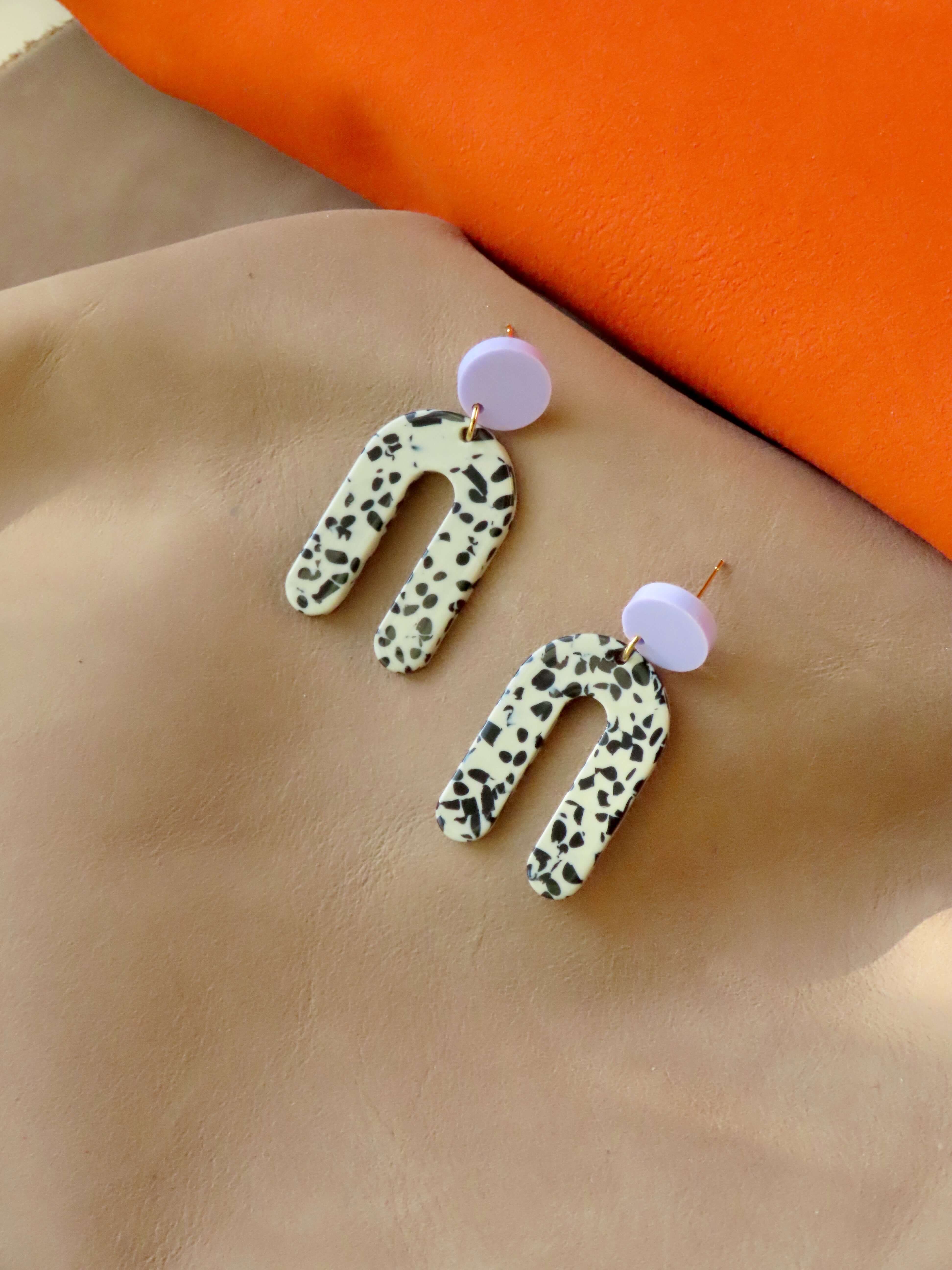 Niemalsmehrohne – Engroshandel Hængeøreringe og creoløreringe – Slim greige prikker øreringe med sløjfe-design2