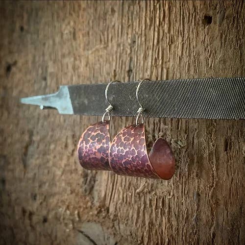 Kleine gehämmerte Reifen aus oxidiertem Kupfer für den Großhandel von Raegan Hough Metalsmith