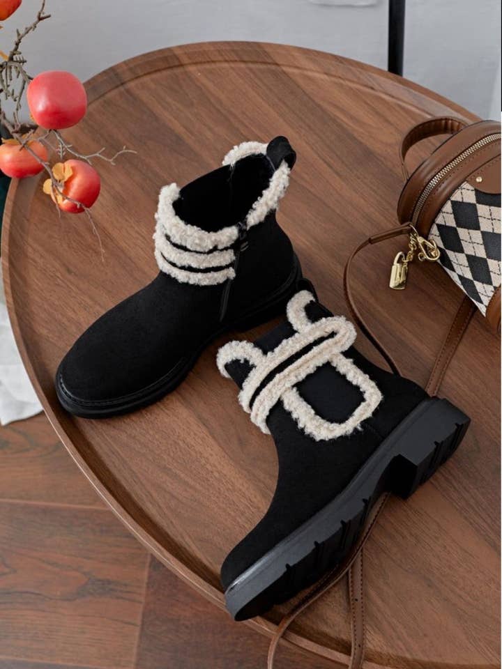 ENKELLAARS VAN IMITATIESUEDE MET DETAILS voor wholesale door SWEET MAGIC SHOES & BAGS