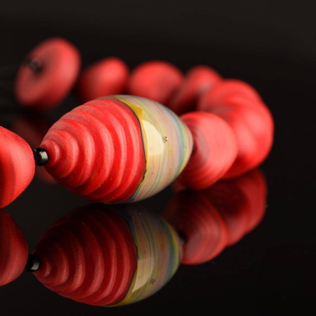 Mazzega Art & Design - Wholesale Beaded/Pearl Necklace - Calliope Necklace in Murano Glass. Large central chalcedony bead and 25 satin beads of 16 mm Length 53 cm. Made in Murano2