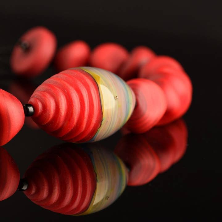 Mazzega Art & Design - Wholesale Beaded/Pearl Necklace - Calliope Necklace in Murano Glass. Large central chalcedony bead and 25 satin beads of 16 mm Length 53 cm. Made in Murano2