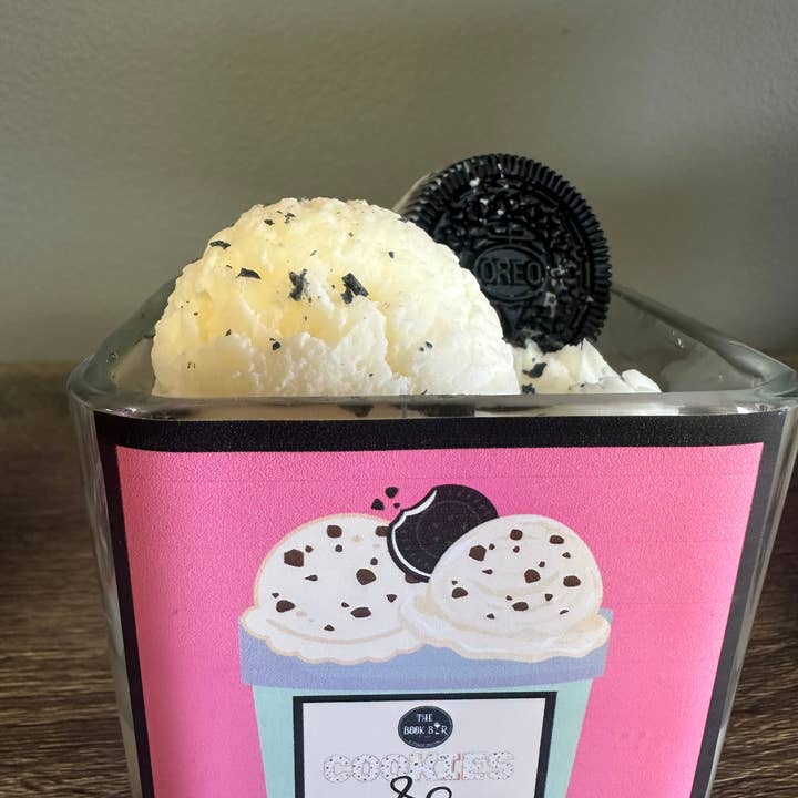 Candela Cookies & Cream di Thorston per la vendita all'ingrosso da parte di Book Bar Apothecary