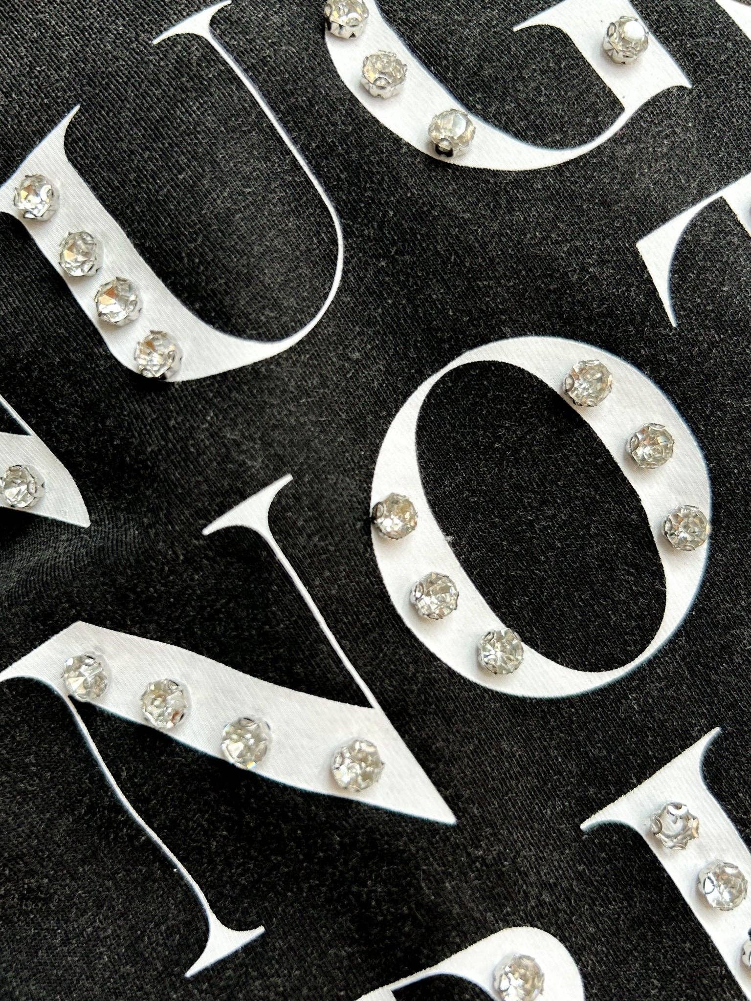 Girl Code Couture - Wholesale T-shirt met print - Dames - "Nugs Not Drugs" Grafisch & Studded Gewassen T-shirt1