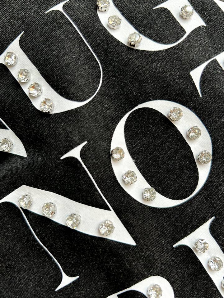 Girl Code Couture - Wholesale T-shirt met print - Dames - "Nugs Not Drugs" Grafisch & Studded Gewassen T-shirt1