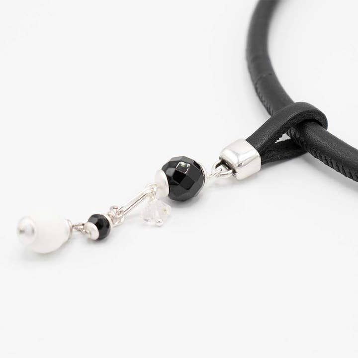 Sort onyx vedhæng med cacholong sølv for engroshandel hos FATES, style with a story