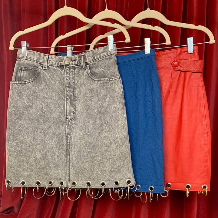 Mini-jupe à œillets personnalisée pour la vente par Shop Journal Vintage