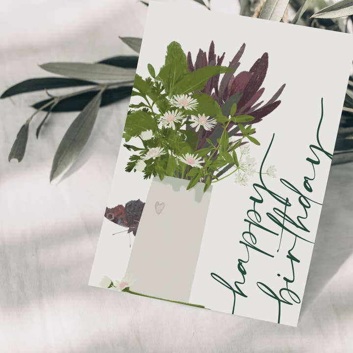 Wildblumen Atelier – wholesale Födelsedagskort – Grattiskort födelsedag med blomvas och fjäril, FSC-certifierat1