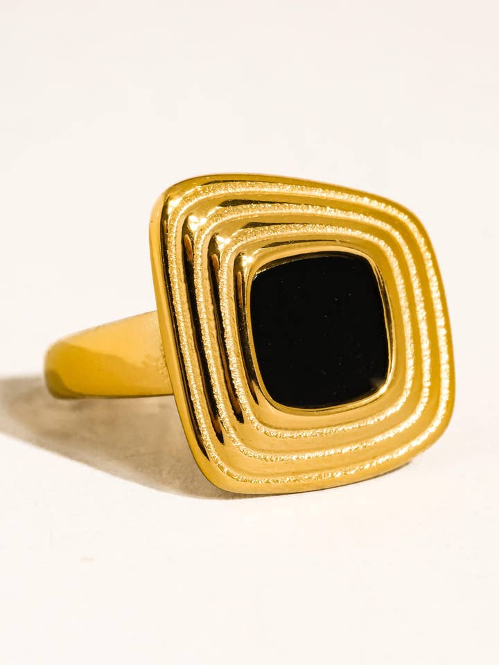 Bague ouverte abstraite en or 18K Auricca, non ternissante pour la vente par Flânerie by MAIQ