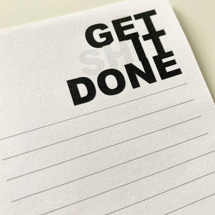 Get Shit Done 4,25 ”x5,5" anteckningsblock för wholesale av AMW the studio