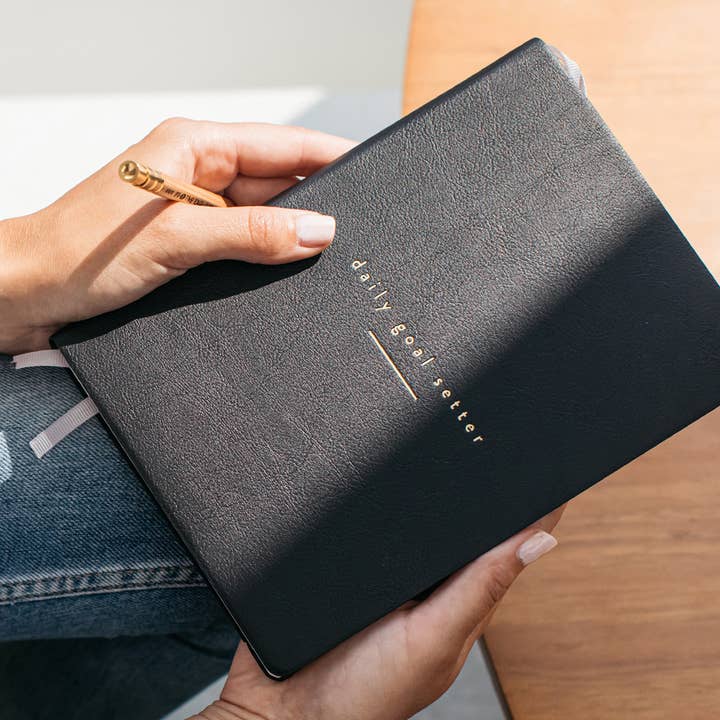 Daily Goal Setter Planner - svart - tacksamhets- och produktivitetsdagbok för wholesale av Mål Paper