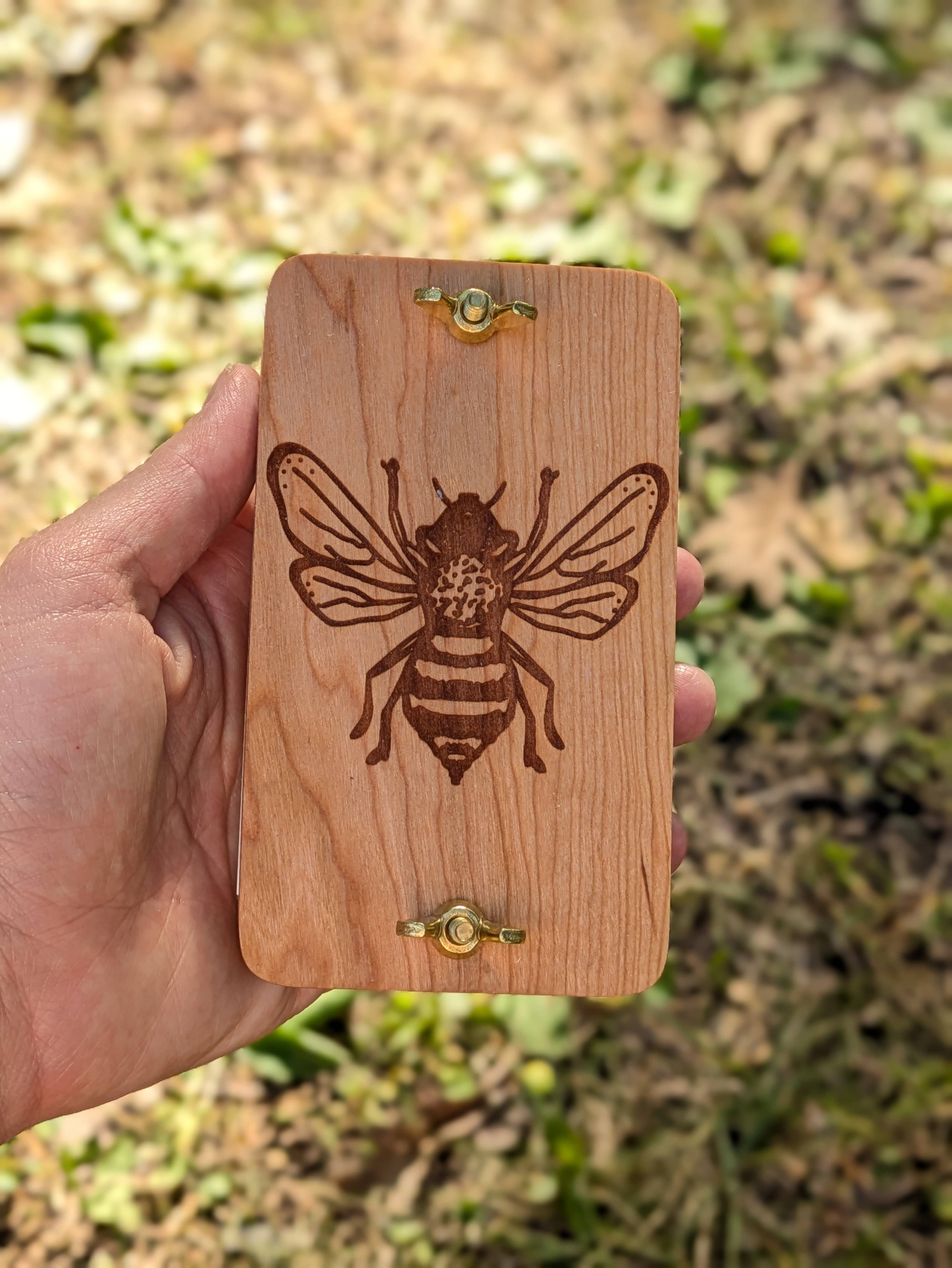 Macon Makes - Vente Kit de bricolage - Presse à fleurs de poche avec motifs dessinés à la main assortis | 3"x5"7