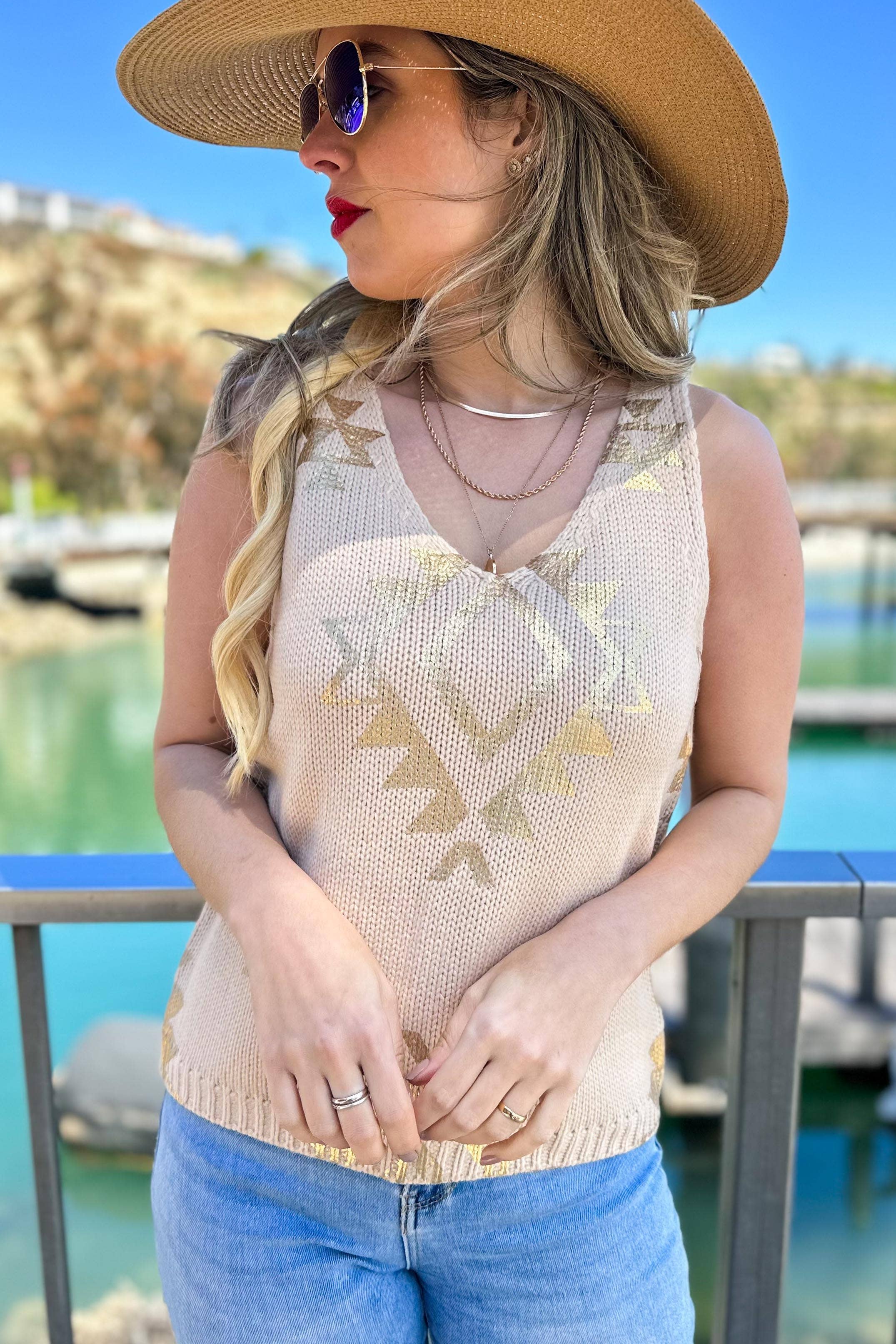 Tenente Taupe Lt.Taupe Gold Aztec Tampo em malha sem mangas com decote em V para venda a revendedores na Faire5