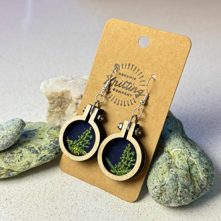 Boucles d'oreilles brodées de fougère verte - Mini cerceau en bois pour la vente par Yarn Revival by NokoKnitCo