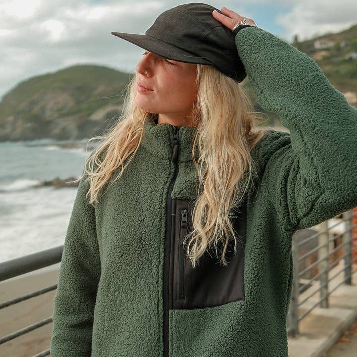 Veste en polaire Sherpa pour femmes Olive Unisexe pour la vente par The Clue Clothing