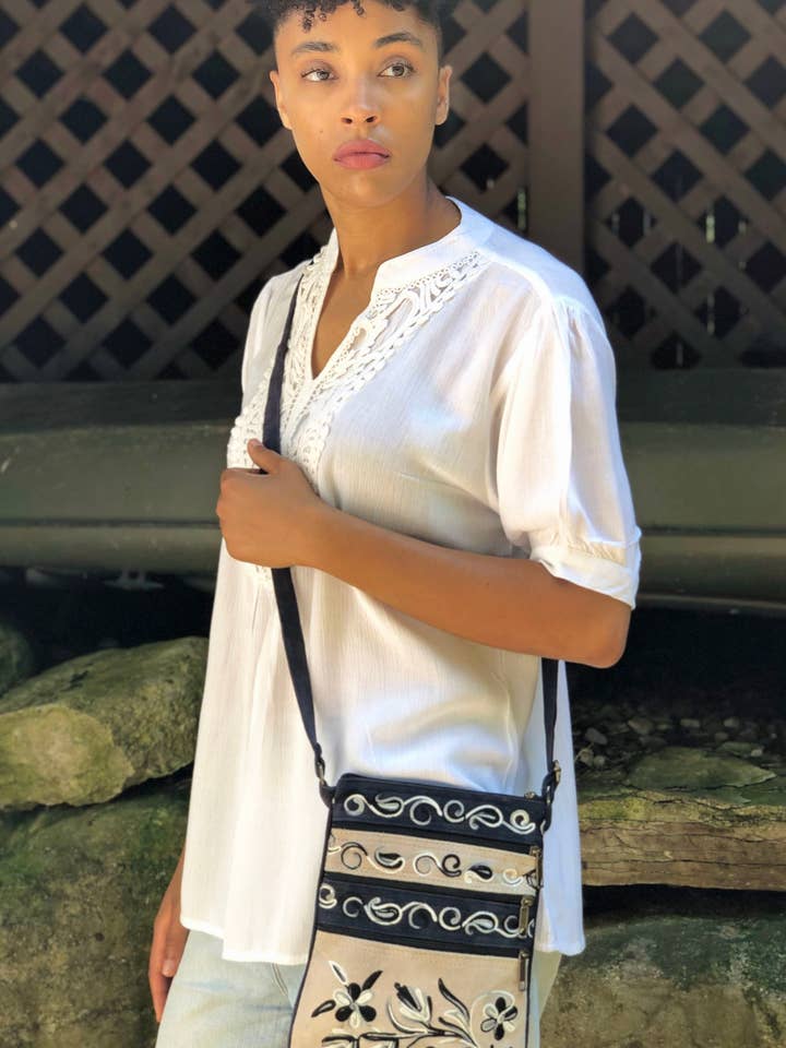 Bolso cruzado con cinco cremalleras bordado en ante gris y azul marino para venta al por mayor de Rayz Intl