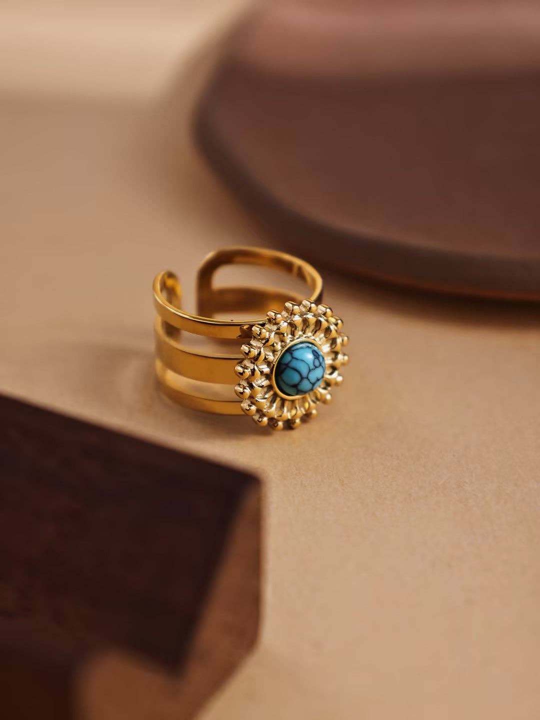 Revelari – wholesale Cocktail/statement ring – Gold Ring with Sunflower Design and Green Gemstone1