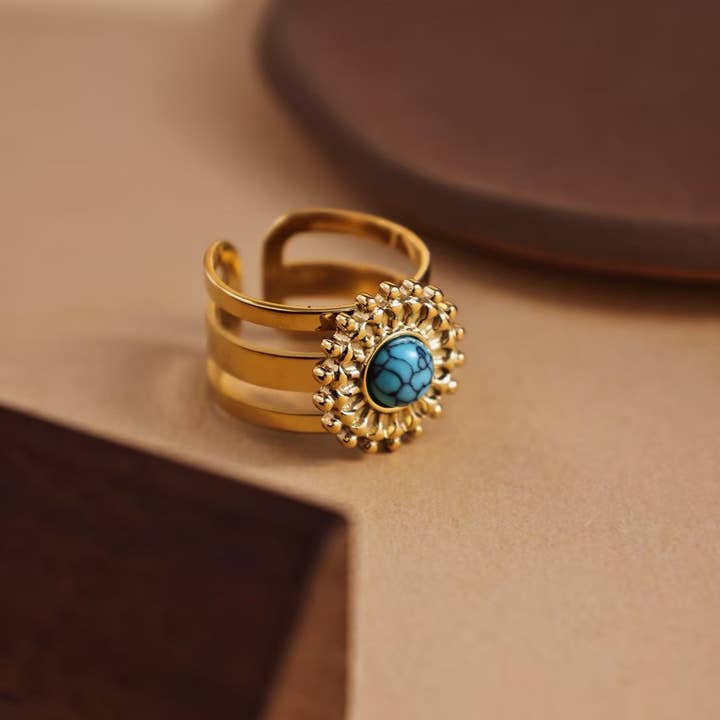 Revelari – wholesale Cocktail/statement ring – Gold Ring with Sunflower Design and Green Gemstone1