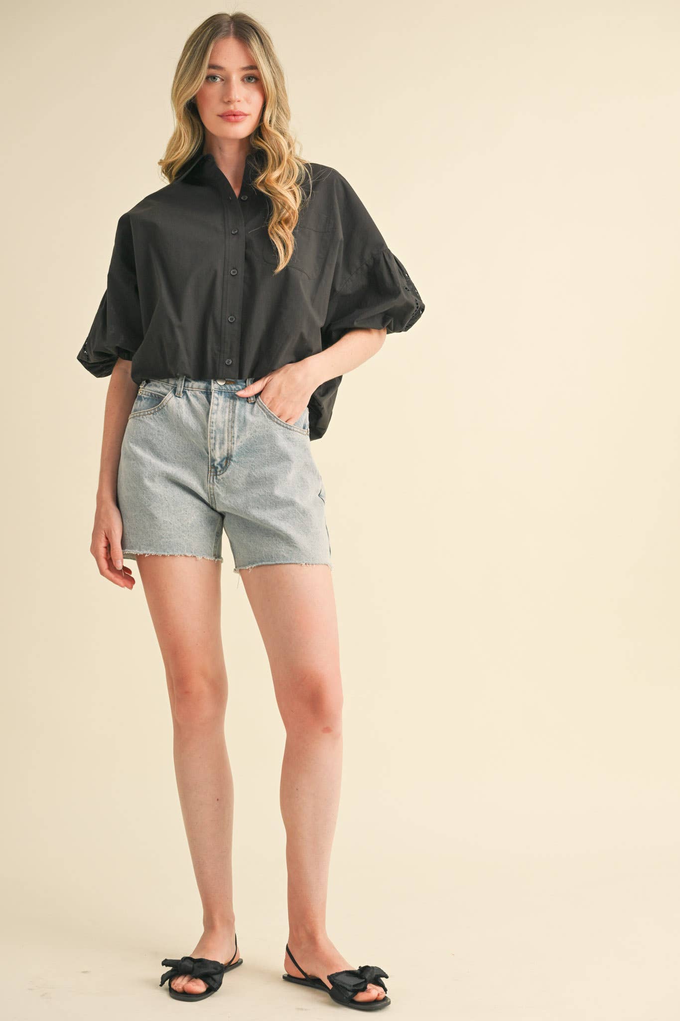 &MERCI – Engroshandel Skjorte med buttondown – til kvinder – UDSKÅRET BRODERET BOBLEÆRME TOP MTP38352