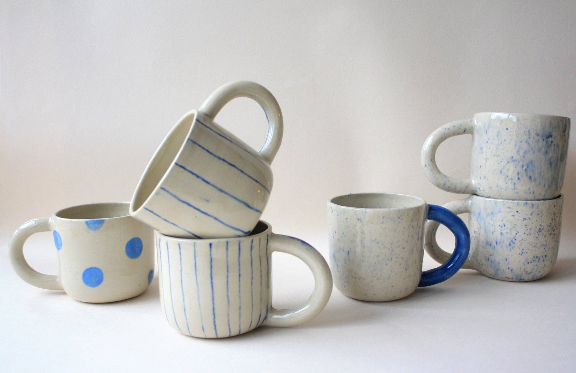 andrea frieling ceramics – wholesale Kaffekoppar – COPO-mugg i karamellrosa och blått1