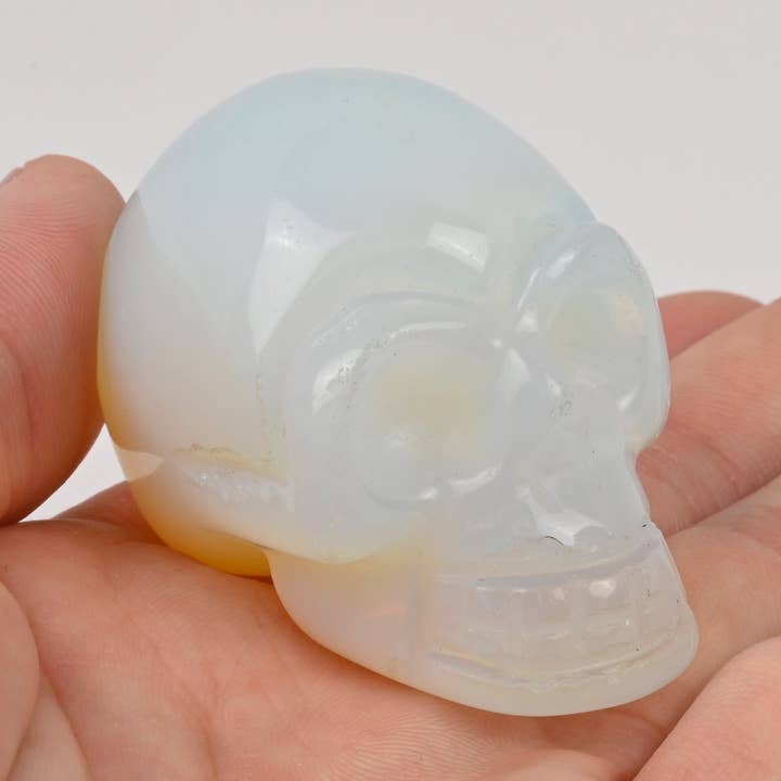 Figurine en cristal en forme de crâne sculpté dans l'opalite de 1,5 po et 2 po pour la vente par ilovebeadsusa