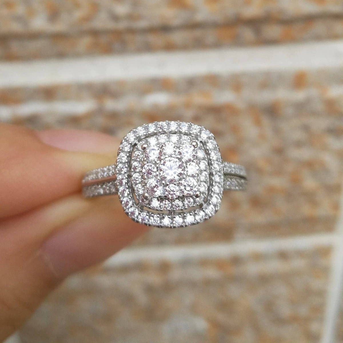 React Activewear – wholesale Förlovningsring – 1,6 ct rundslipad konfliktfri simulerad diamant ring set i sterlingsilver1