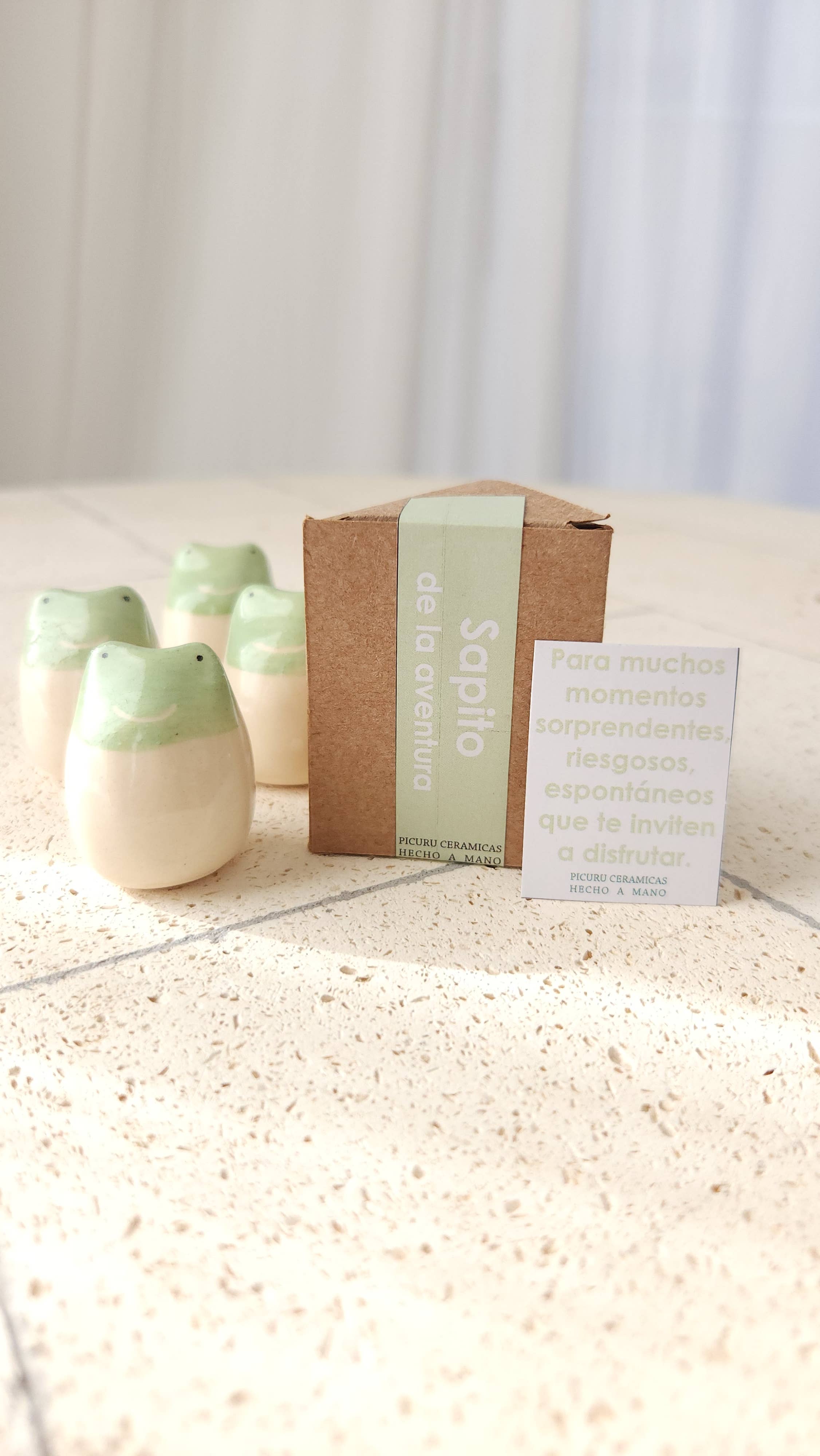 Picuru ceramicas - Venta al por mayor Moneda/objeto de coleccionista - Amuleto Sapito de las aventuras (5 idiomas)6