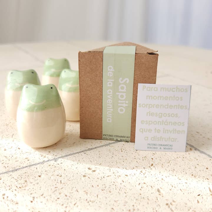 Picuru ceramicas - Venta al por mayor Moneda/objeto de coleccionista - Amuleto Sapito de las aventuras (5 idiomas)6