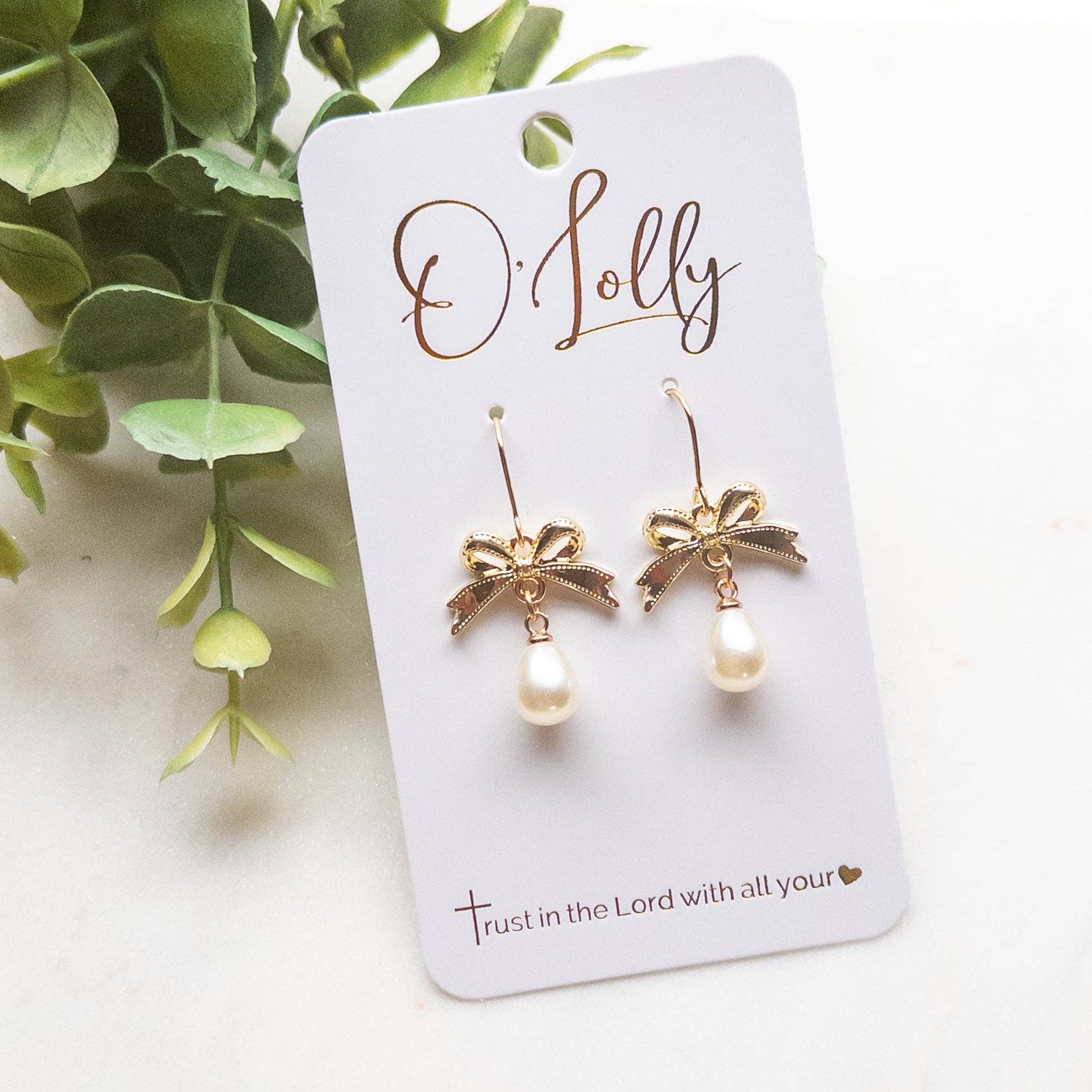 O’Lolly Jewelry - Wholesale Dangle Earrings - Gold Bow w/Teardrop Pearl Earrings “Emmy”0