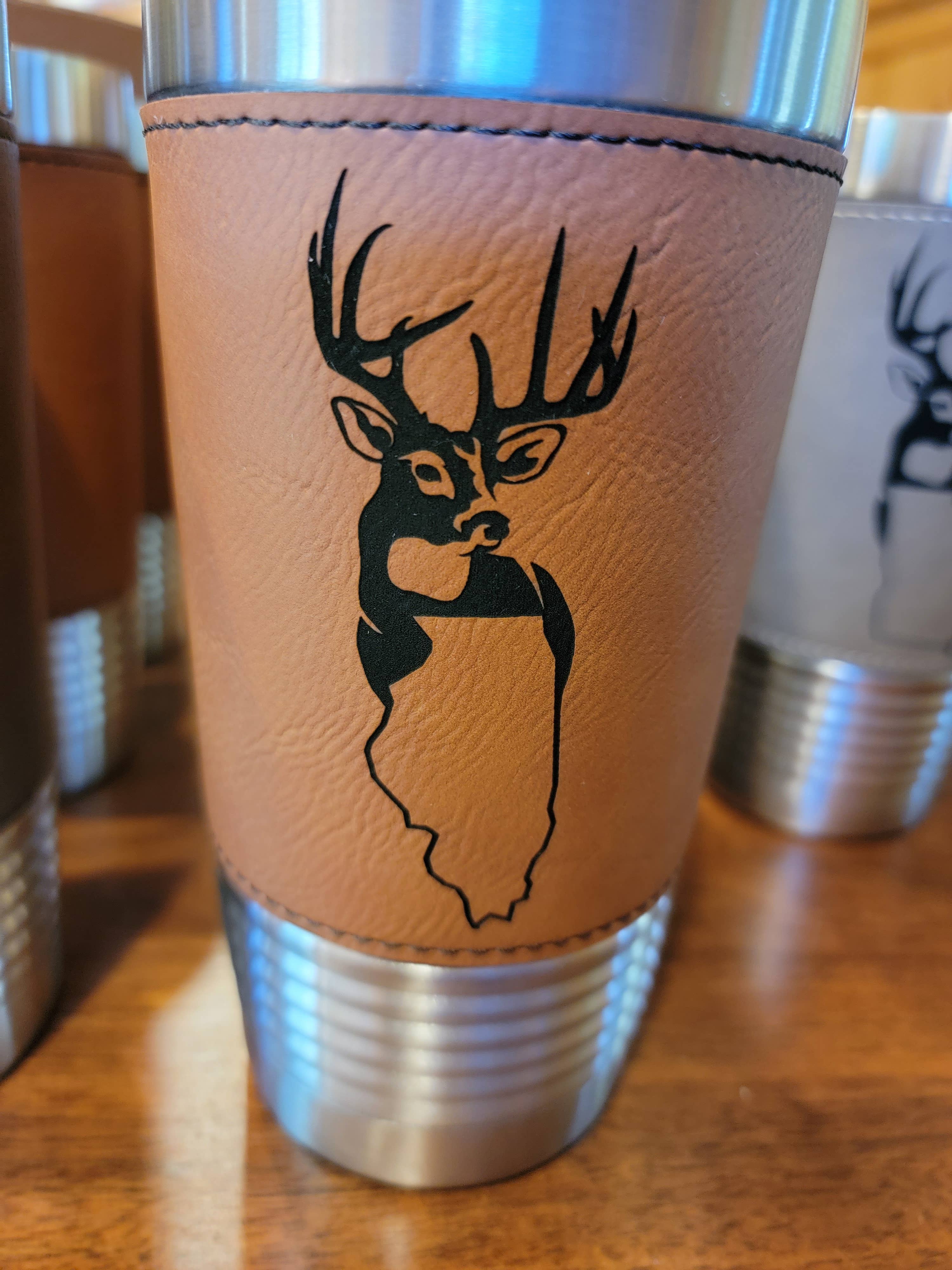 Clack Design – Engroshandel Thermokop – Whitetail State indgraveret læder isoleret Tumbler6