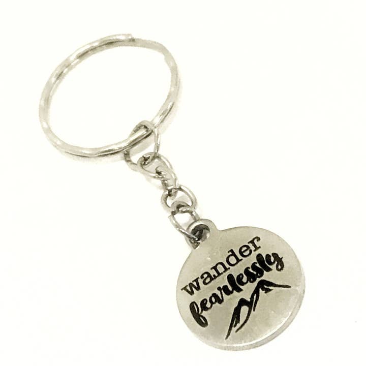 Regalo per Viaggiatore, Portachiavi per Viaggiatore, Portachiavi "Viaggia Senza Paura", Anello Portachiavi per Viaggiatore, Regalo per Migliore Amico, Regalo di Addio, Regalo per Viaggio della Fidanzata per la vendita all'ingrosso da parte di JKCE Designs