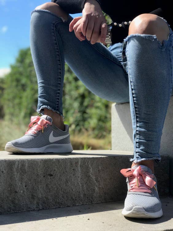 The Shoelace Brand - Vente Lacets – femme - Rose Poussiéreux – Lacets en Satin Rose Doux avec Embouts Dorés4